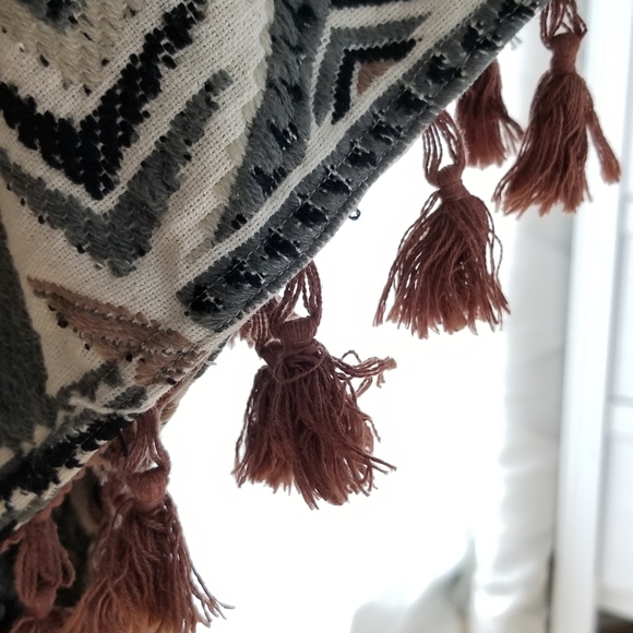 Poncho - Picture 3 of 5